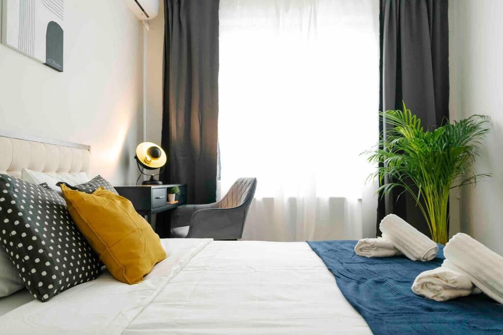Sunny 2br Flat-top Location-amazing Views Apartment